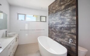 Bathtub, hair dryer - 4A Franklin Pde Encounter Bay - Linen & Wi-Fi (Victor Harbor)