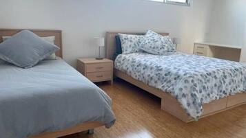 4 bedrooms, iron/ironing board, WiFi, bed sheets