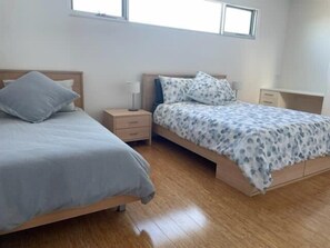 4 bedrooms, iron/ironing board, WiFi, bed sheets