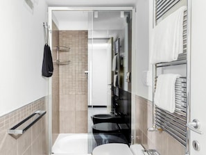 Eco-friendly toiletries, hair dryer, towels, soap - Where contemporary comfort meets Roman charm/ Few steps to Trevi Fountain! (Roma)