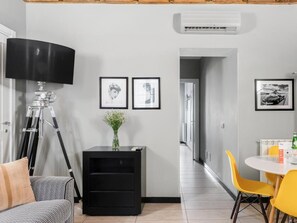 Interior - Where contemporary comfort meets Roman charm/ Few steps to Trevi Fountain! (Roma)