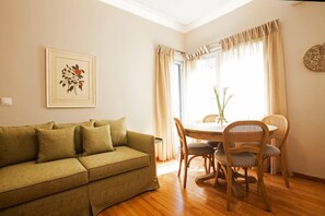 TV - Bentzi...boutique Apartment Family Suite for 4 (Athina)