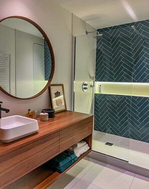 Sèche-cheveux, serviettes fournies, savon, papier toilette