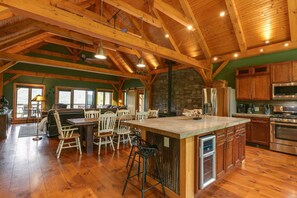 Fridge, microwave, oven, stovetop - Pond's Edge Lodge- Your Premier Wellsboro Escape (Charleston Township)