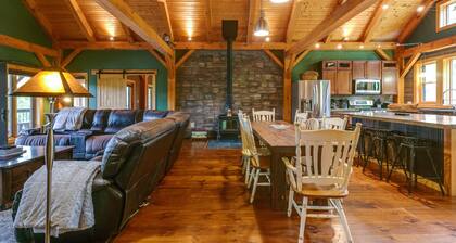 Pond's Edge Lodge- Unforgettable Wellsboro Retreat