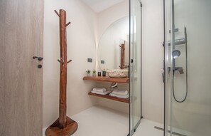 Basic Villa | Bathroom | Shower, rainfall showerhead, free toiletries, hair dryer
