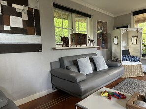Smart-TV, Bücher, Musikbibliothek, Stereoanlage