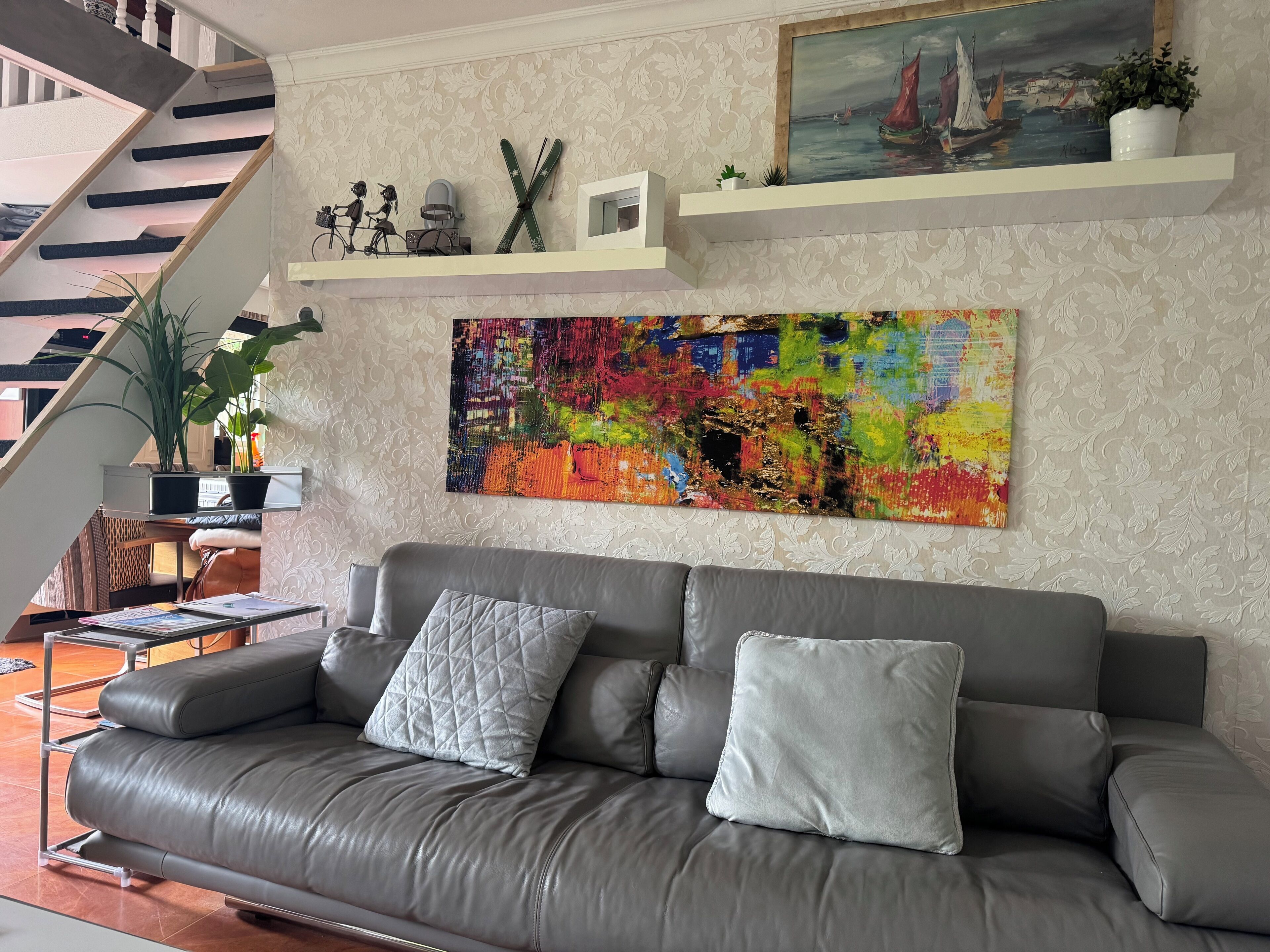 Een smart-tv, boeken, een muziekbibliotheek en een stereo