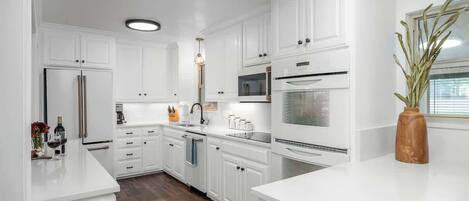 Frigorífico, microondas, horno y placa de cocina