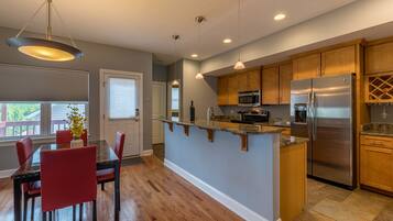 Rumah, 2 kamar tidur | Dapur pribadi | Lemari es, oven, kompor, dan mesin pembuat kopi/teh