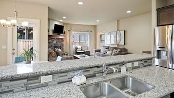 House, 3 Bedrooms | Private kitchen | Fridge, oven, coffee/tea maker, toaster