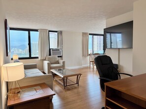 Smart TV - Centrally Located 2 BDRM 2 bath Condo w/City, Diamond Head & Ocean Views (Honolulu)