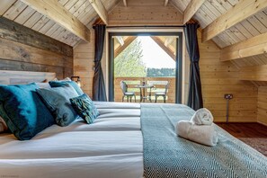 2 bedrooms, iron/ironing board, WiFi, bed sheets - Buttercup Lodge | The Ridgeway Holiday Let | 2 Beds & Sleeps 4 (Benson)