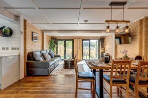 Smart TV - Buttercup Lodge | The Ridgeway Holiday Let | 2 Beds & Sleeps 4 (Benson)