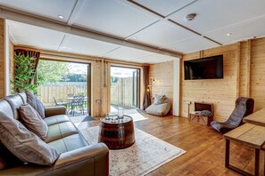 Smart TV - Buttercup Lodge | The Ridgeway Holiday Let | 2 Beds & Sleeps 4 (Benson)