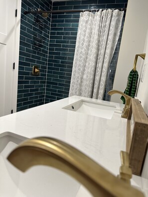 Toallas, jabón, shampoo, papel de baño