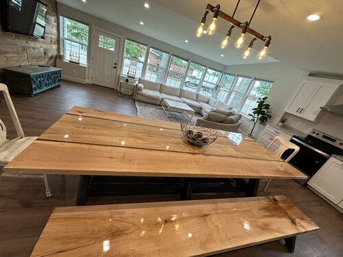 Completely remodeled getaway! Walking distance to beach, restaurants and bars 