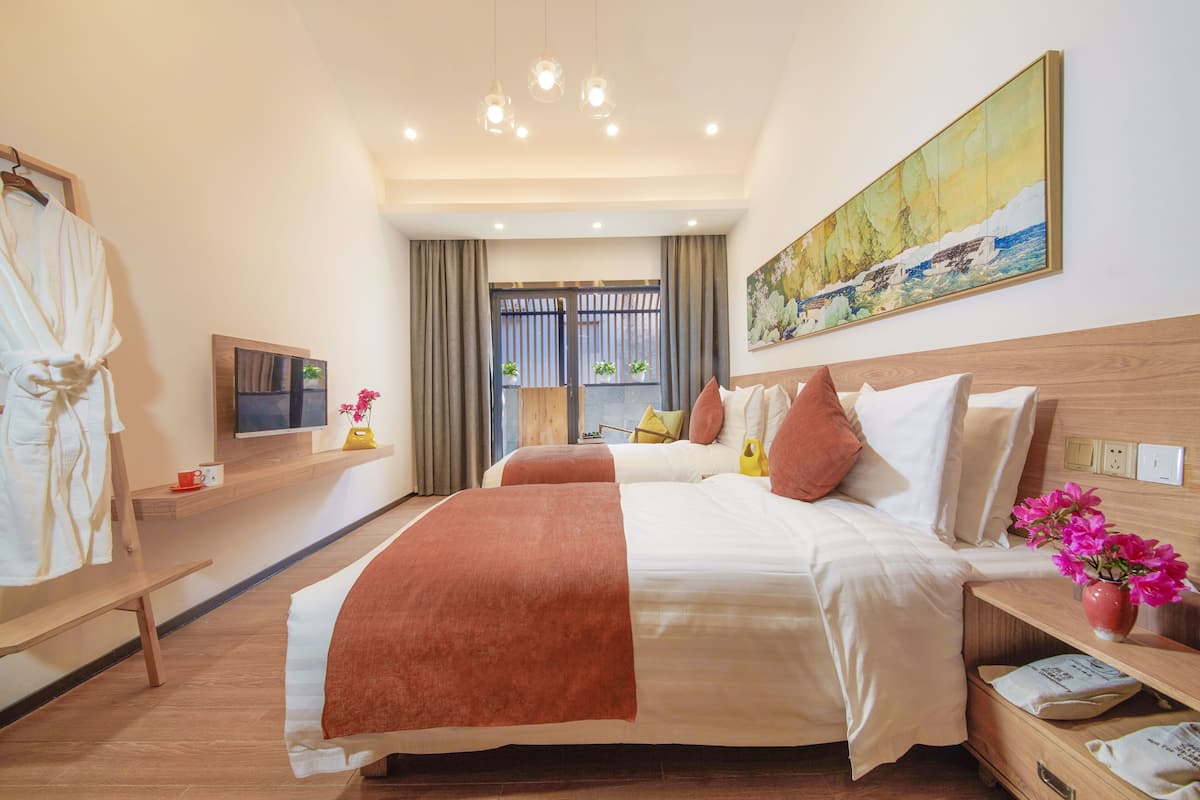 Phòng 2 giường đơn có thiết kế đặc trưng, 2 giường đơn, quang cảnh sân vườn | Truy cập Internet không dây miễn phí, bộ trải giường 