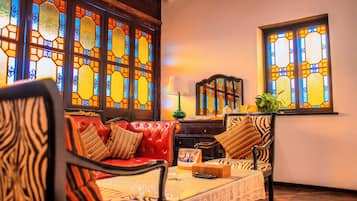 Suite Khas, 2 kamar tidur, kamar terhubung, pemandangan halaman | Ruang keluarga | Televisi 32-inci dengan saluran TV kabel dan buku