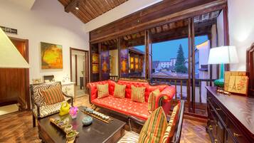 Signature Suite, 2 Bedrooms, Connecting Rooms, Courtyard View | Free WiFi, bed sheets