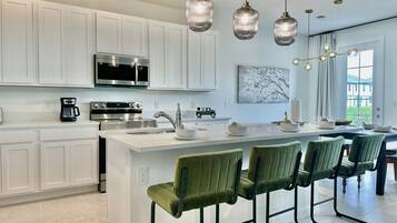 KĂŒhlschrank, Mikrowelle, Ofen, Herdplatte