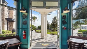 L’entrée d’un restaurant avec un extincteur, un banc et une table.