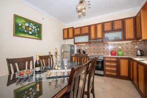 Villa Basic | Eget kök | Vattenkokare, brödrost och grytor/köksredskap
