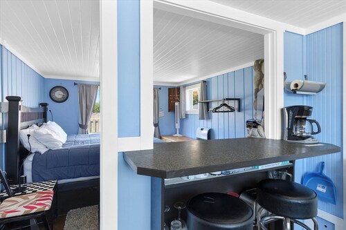 Romantic, Walk to town and beach, Private (ArchView)