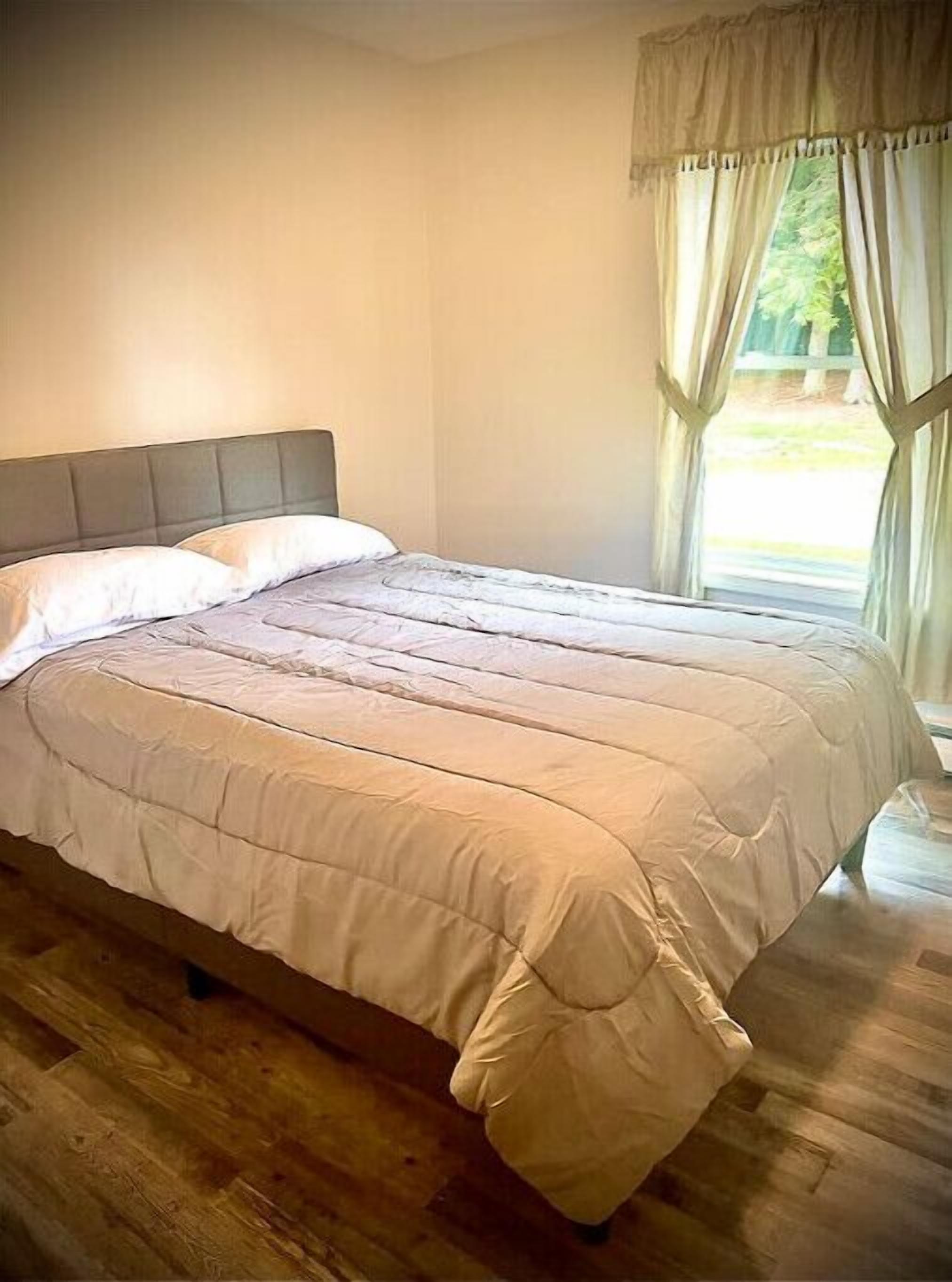 4 bedrooms, iron/ironing board, bed sheets