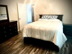 4 Schlafzimmer, Bügeleisen/Bügelbrett, Bettwäsche