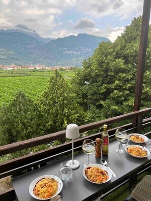 Outdoor dining - G-House - italian vacation home - with a comfortable apartment & balcony (Trentino-Alto Adige)