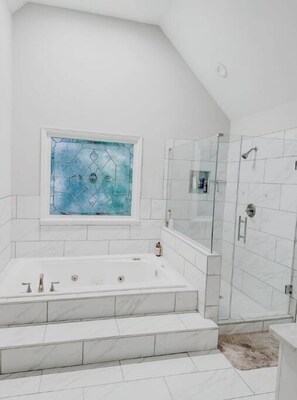 Baignoire à remous, bidet, serviettes fournies, savon