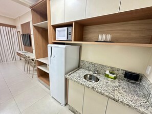 Frigobar y microondas 