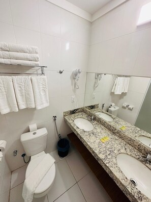 Basic Apartment | Bathroom | Towels - Spazzio diRoma (Caldas Novas)