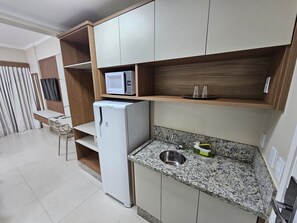 Basic Apartment | Private kitchen | Mini-fridge, microwave - Spazzio diRoma (Caldas Novas)