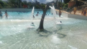 3 piscines extérieures