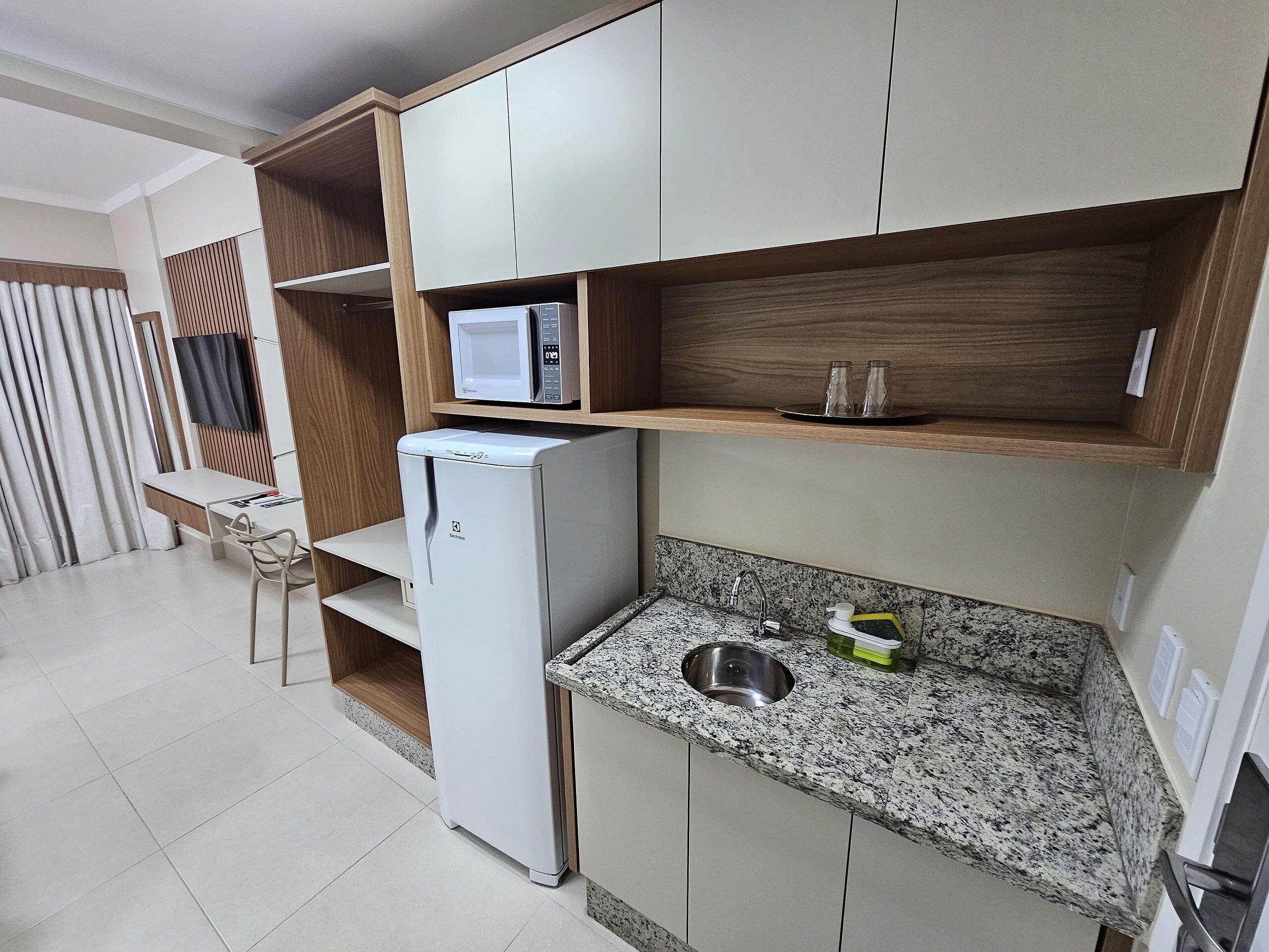 Eenvoudig appartement | Privékeuken | Een minikoelkast, een microgolfoven