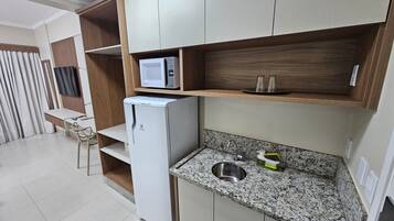 Eenvoudig appartement | Privékeuken | Een minikoelkast, een microgolfoven