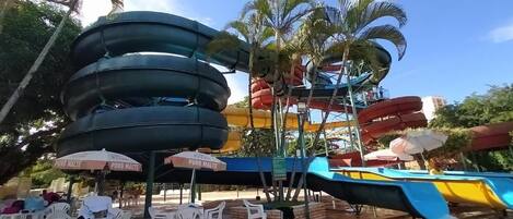 3 piscines extérieures