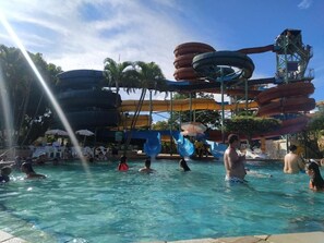 3 piscines extérieures