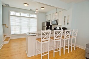 Geladeira, micro-ondas, fogão, lava-louças