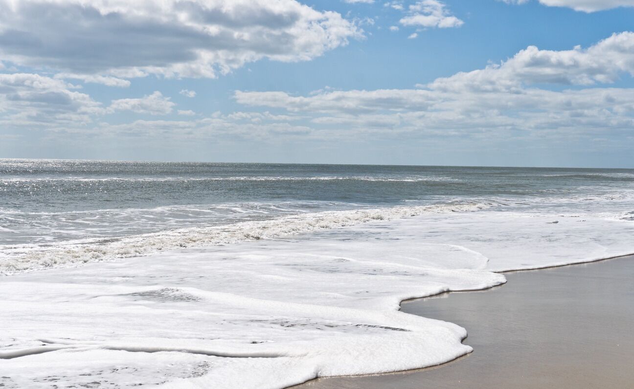 Una spiaggia nelle vicinanze
