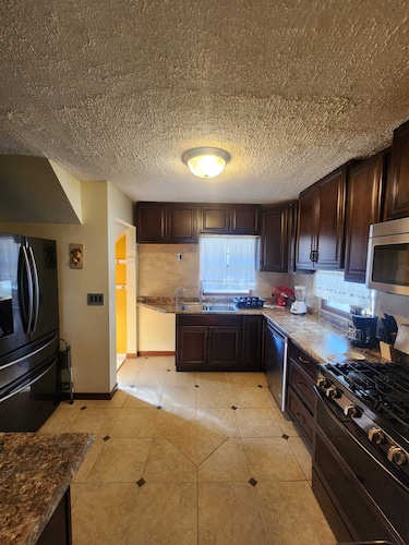 JUST REMODELED Cozy, quiet,BrewersStadium Walk Distance. ClosetoDownTown,SteFair