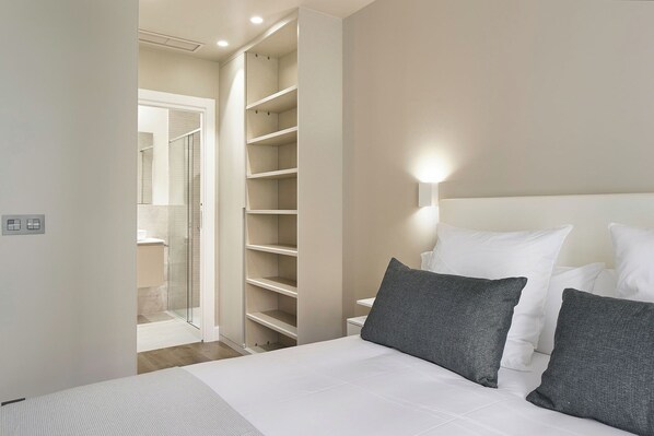 A bedroom with a bed, bedside lamps, and a walk-in closet. - Elkano by FeelFree Rentals (Donostia)