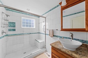 Shower, towels - The Good Life on Ocean by Seaside Vacations & Sales (Chincoteague Island)