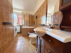 Sèche-cheveux, bidet, serviettes fournies, papier toilette