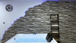 Douche, sèche-cheveux, serviettes fournies, savon