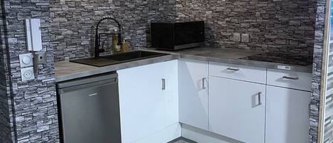 Réfrigérateur, micro-ondes, plaque de cuisson, bouilloire électrique