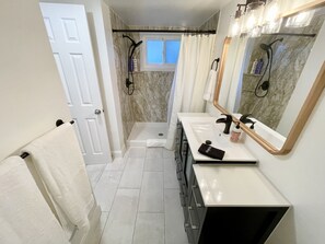 Een douche, een haardroger, handdoeken, zeep