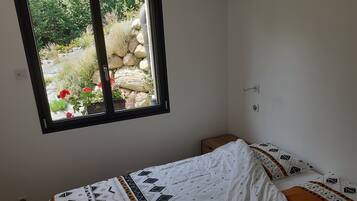 2 quartos, ferros/tábuas de passar roupa, berço de viagem